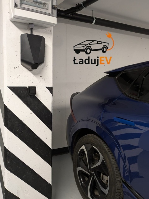 Easee Charge UP 22kW Front Czarny Mat